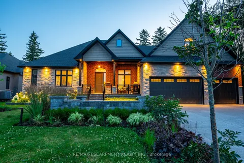 374 Woodworth Dr, Hamilton, ON L9G 2N3