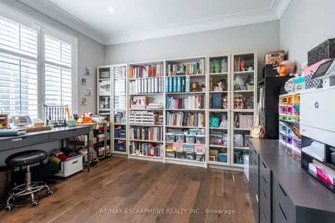 374 Woodworth Dr, Hamilton, ON L9G 2N3