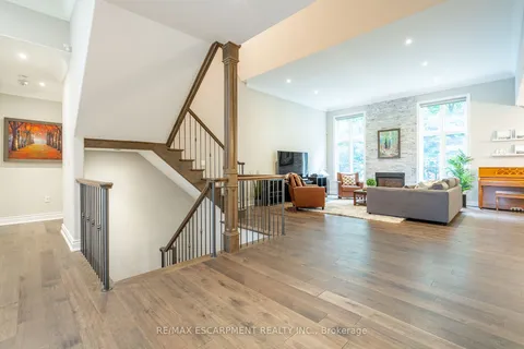 374 Woodworth Dr, Hamilton, ON L9G 2N3