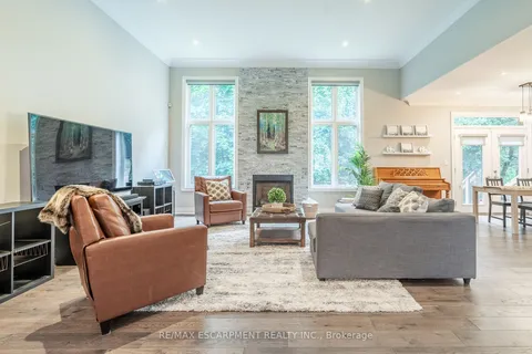 374 Woodworth Dr, Hamilton, ON L9G 2N3