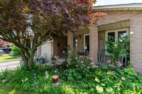 61 NAPOLI Dr, Hamilton, ON L9C 6X1