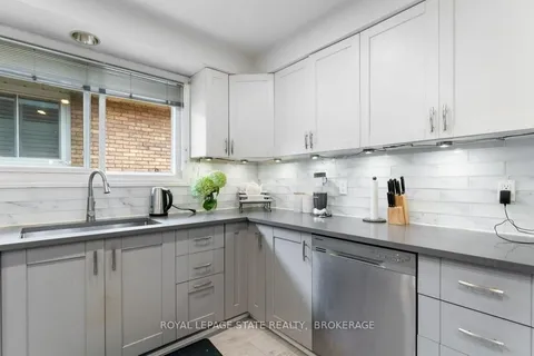 61 NAPOLI Dr, Hamilton, ON L9C 6X1