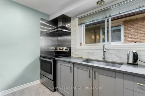 61 NAPOLI Dr, Hamilton, ON L9C 6X1