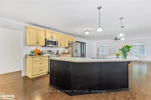 557 South Mary Lake Rd, Huntsville, ON P0B 1L0