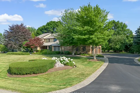 8 Lochside Dr, Hamilton, ON L8E 5T6