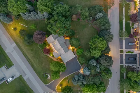 8 Lochside Dr, Hamilton, ON L8E 5T6