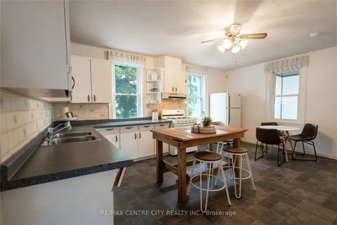 6924 Calvert Dr, Strathroy-Caradoc, ON N7G 3H5