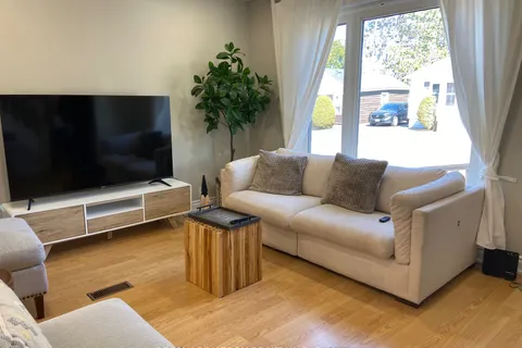 62 Ottawa St, South Algonquin, ON K0J 2M0