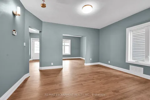 33 Shaw St, Hamilton, ON L8L 3P2