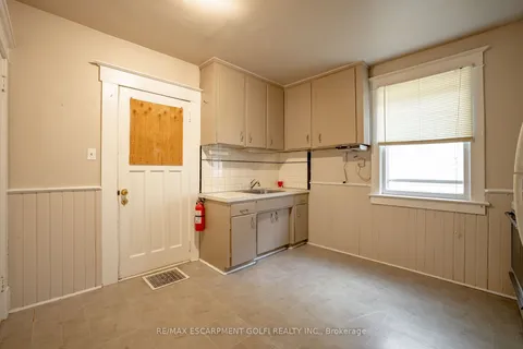 8 Maitland St, Thorold, ON L2V 3A5