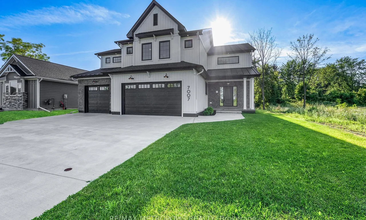 7007 Blue Coast Hts, Plympton-Wyoming, ON N0N 1E0