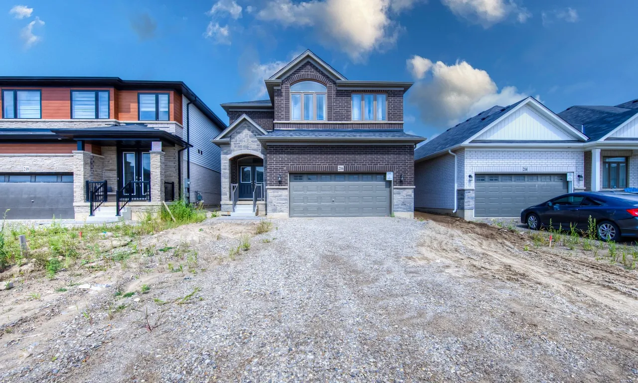 216 Longboat Run Rd, Brantford, ON N3T 0T2