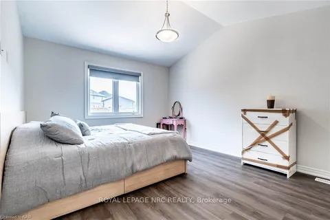 10 Hawthorn Ave, Thorold, ON L2V 0J1