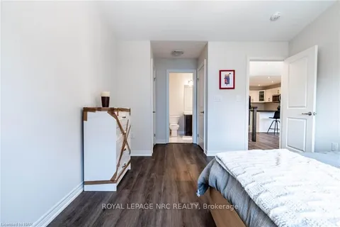 10 Hawthorn Ave, Thorold, ON L2V 0J1