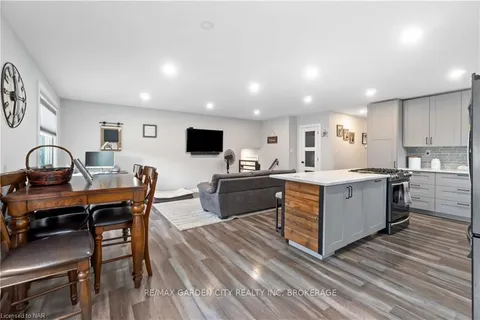 86 Leaside Dr, Welland, ON L3C 6B2