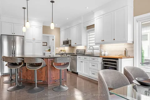 140 Creekside Dr, Welland, ON L3C 0B4