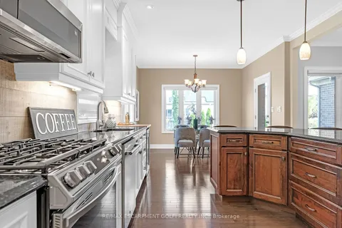 140 Creekside Dr, Welland, ON L3C 0B4