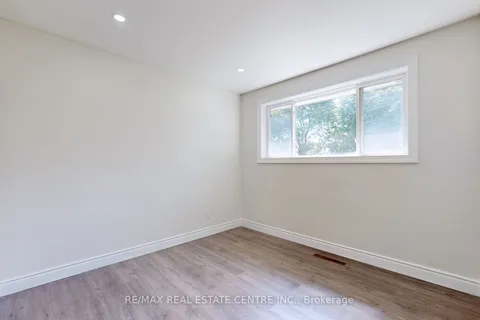 94 Glenview Ave, Cambridge, ON N1R 2W2