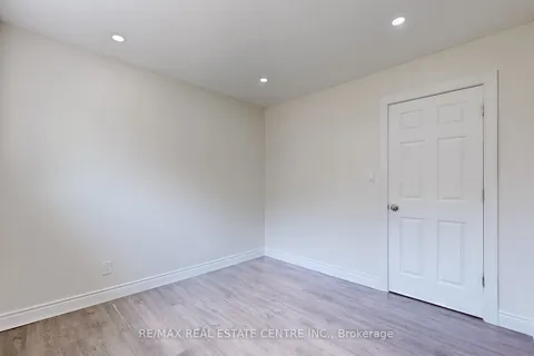 94 Glenview Ave, Cambridge, ON N1R 2W2