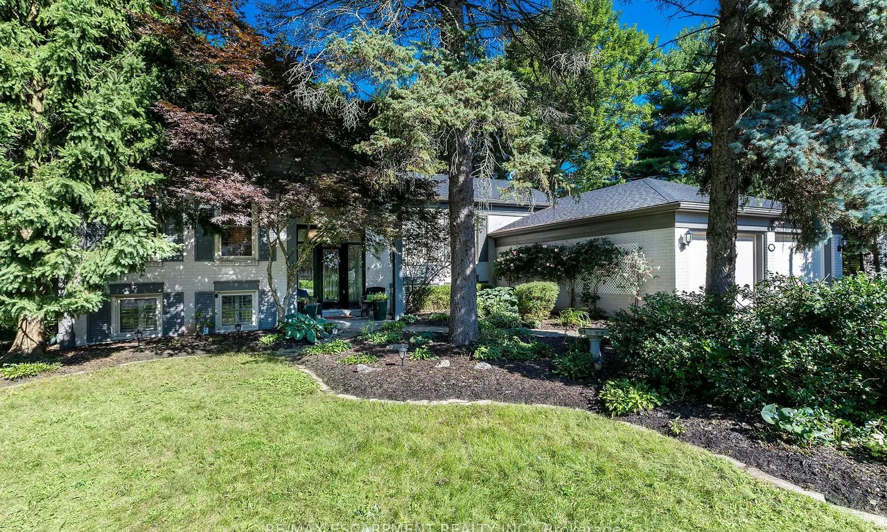 129 Parkview Dr, Hamilton, ON L9G 1Z4