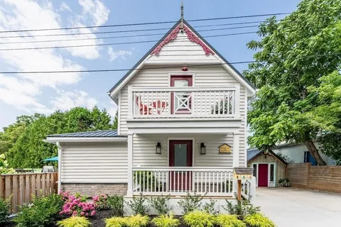 4 6th St, Grimsby, ON L3M 2T3