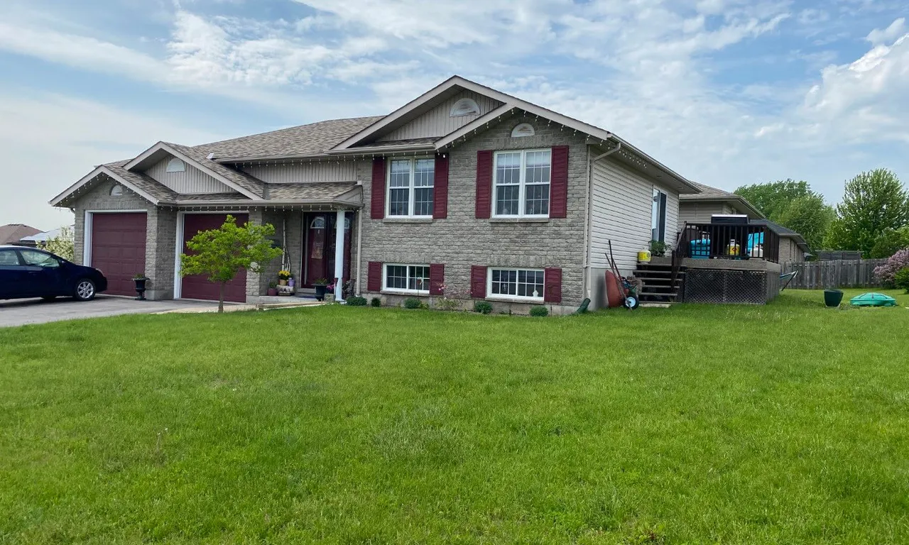 27 Belvedere Rd, Quinte West, ON K8V 4A9