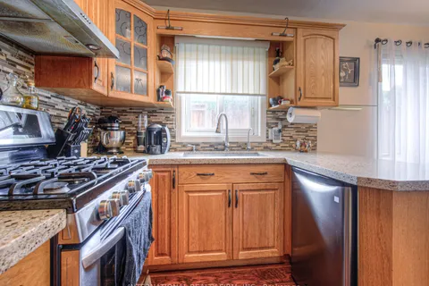 370 Keewatin Ave, Kitchener, ON N2B 3V3