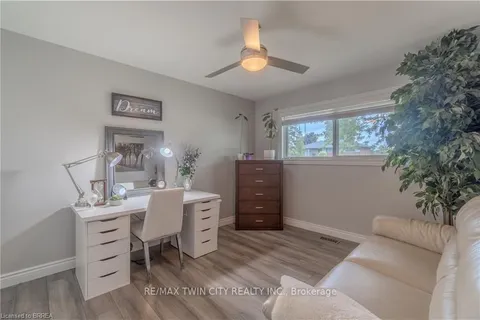 26 Davies St, Cambridge, ON N1R 5S2