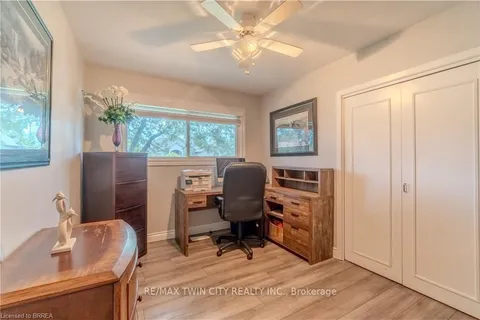 26 Davies St, Cambridge, ON N1R 5S2