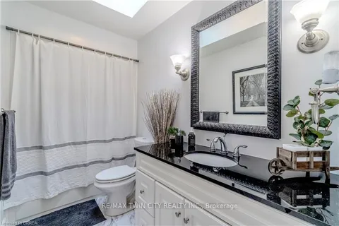 26 Davies St, Cambridge, ON N1R 5S2