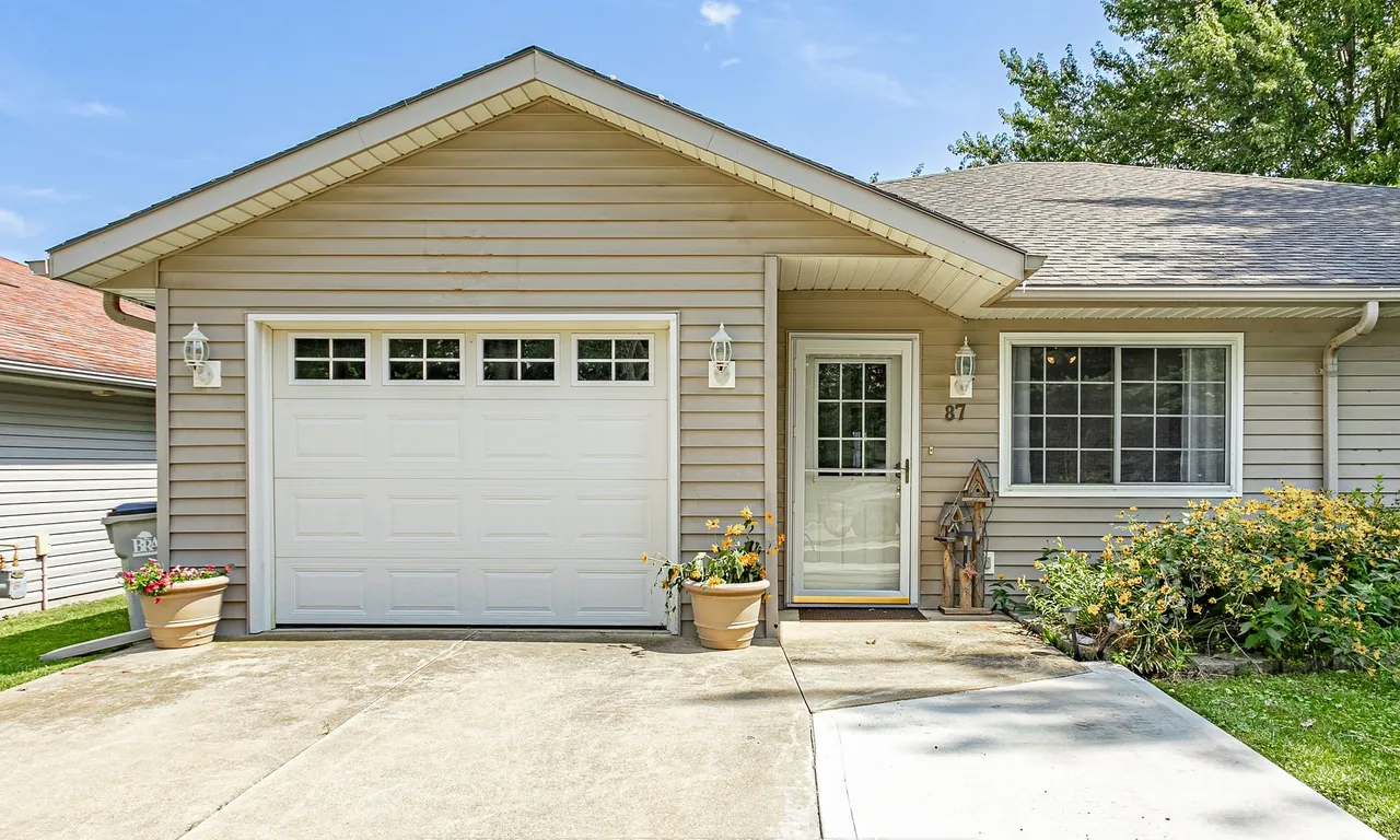 87 John St, Warwick, ON N0M 2S0