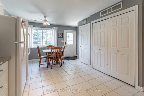 87 John St, Warwick, ON N0M 2S0