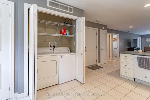 87 John St, Warwick, ON N0M 2S0