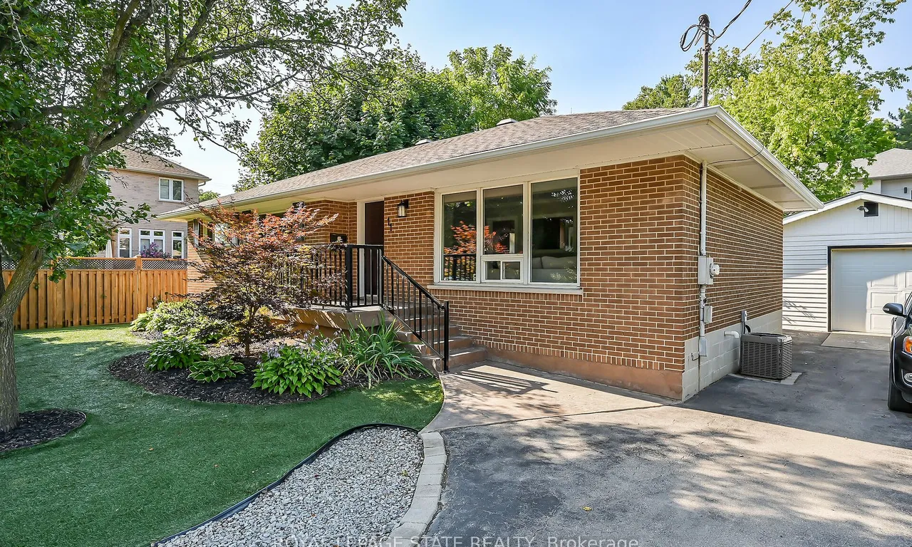 11 Douglas Rd, Hamilton, ON L9G 2E2