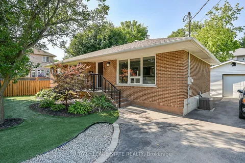 11 Douglas Rd, Hamilton, ON L9G 2E2
