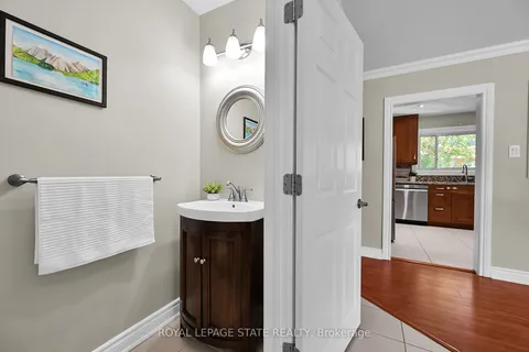 11 Douglas Rd, Hamilton, ON L9G 2E2