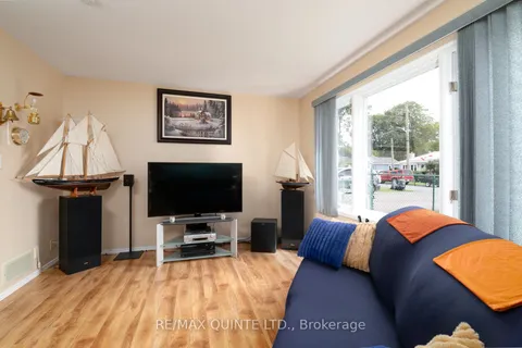 54 North Murray St, Quinte West, ON K8V 2E6
