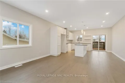 735 DOMINION Rd, Fort Erie, ON L2A 1G9