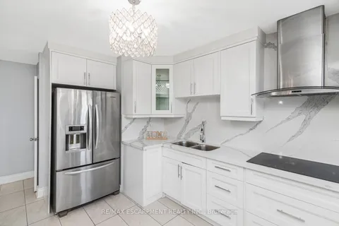 33 Alderney Ave, Hamilton, ON L9A 2A6