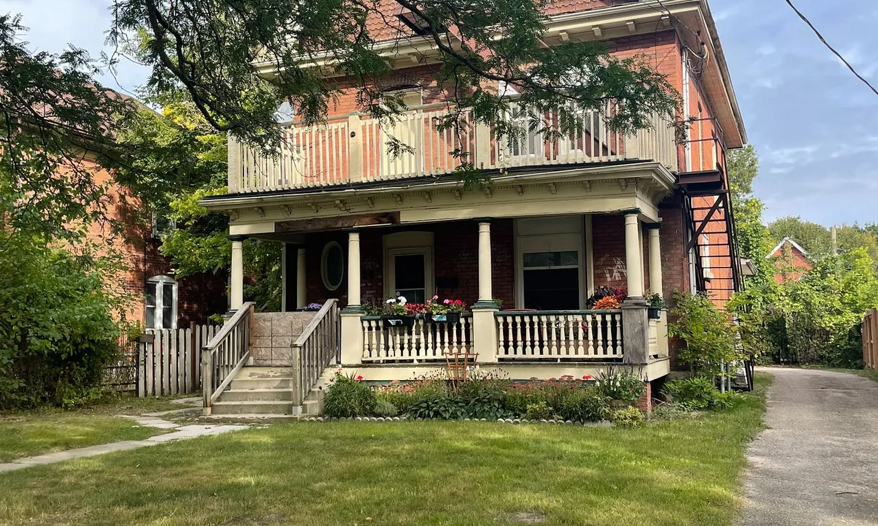 126 Chatham St, Brantford, ON N3S 4G4