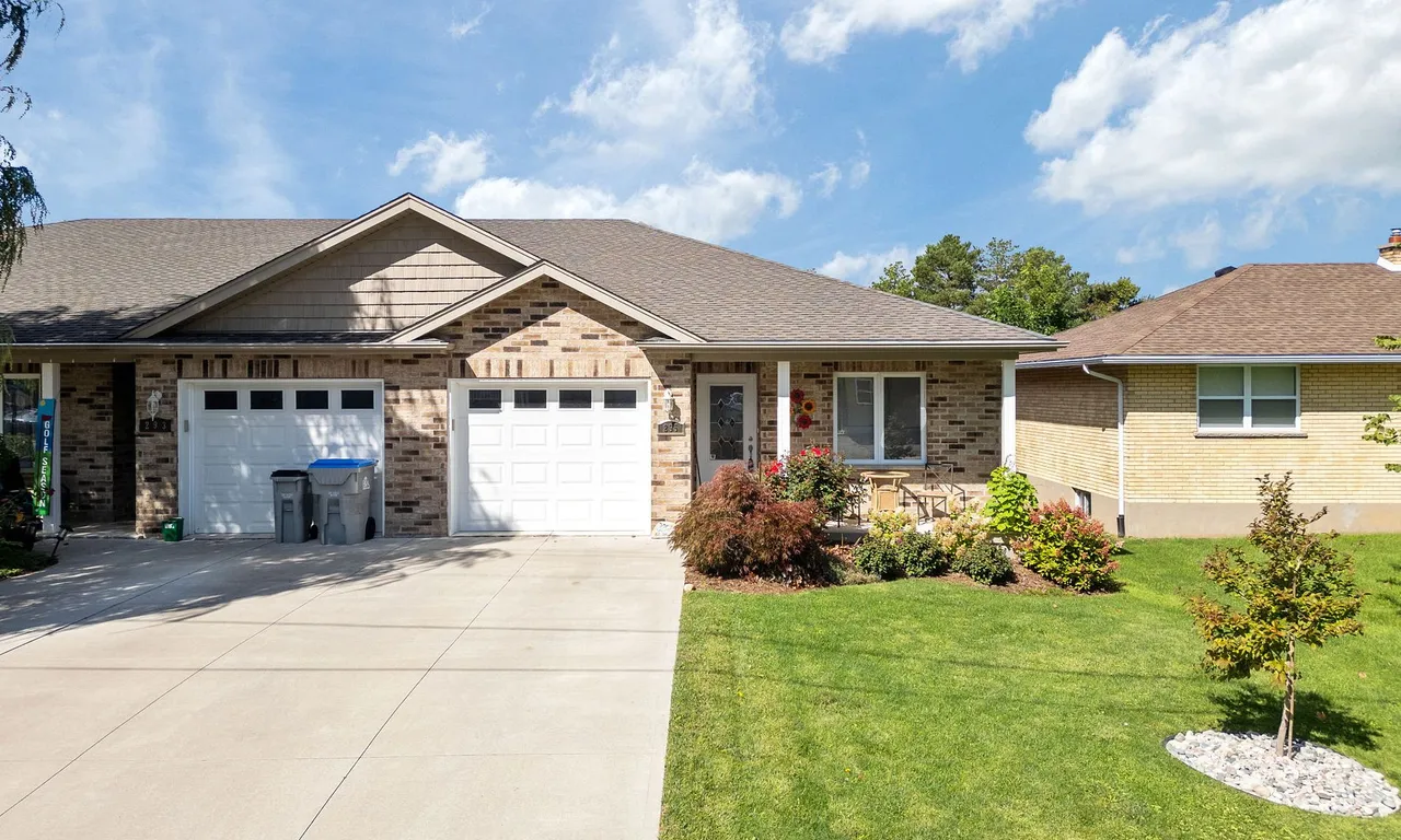 295 Station St, North Middlesex, ON N0M 2K0