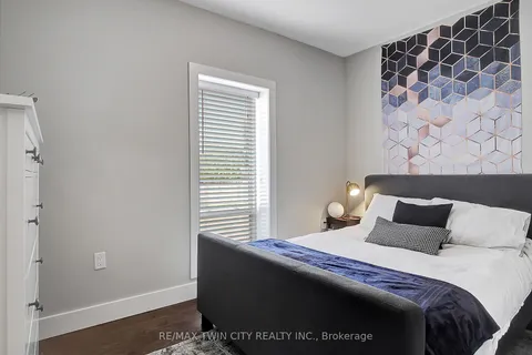 19 Cedar St, Cambridge, ON N1S 1T8