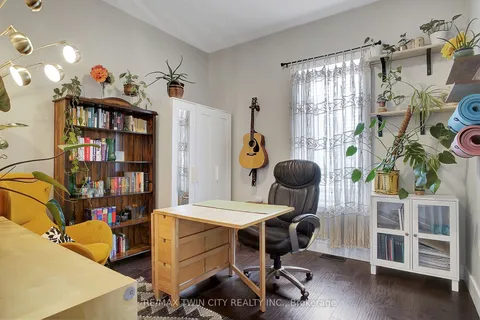 19 Cedar St, Cambridge, ON N1S 1T8