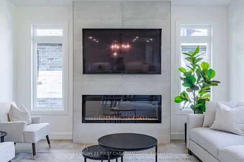 90 Queen St, North Middlesex, ON N0M 1A0