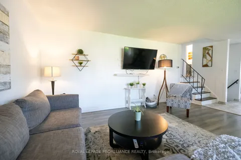 27 Glendale Rd, Belleville, ON K8P 4H4