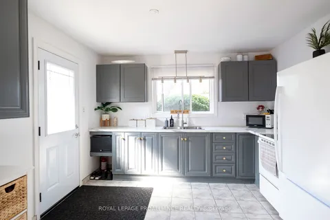 27 Glendale Rd, Belleville, ON K8P 4H4