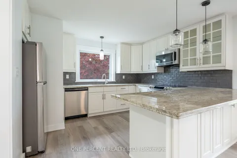 16 Wildewood Ave, Hamilton, ON L8T 1X3