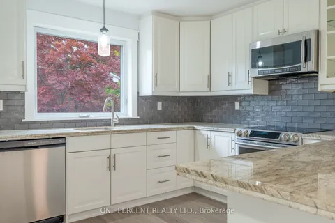 16 Wildewood Ave, Hamilton, ON L8T 1X3