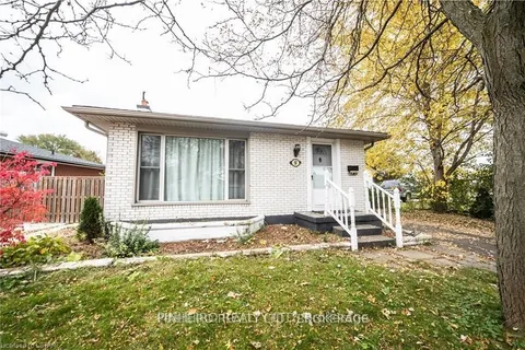 8 Dickens Ave, London, ON N5V 2Y1