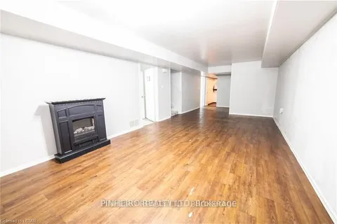 8 Dickens Ave, London, ON N5V 2Y1